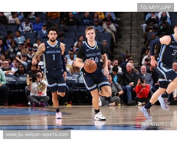 NCAA18岁新星三分12中10全美爆红——足球场的青春奇迹